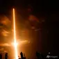 Roket SpaceX Falcon 9 dengan kapsul luar angkasa Crew Dragon lepas landas dari pad 39A di Kennedy Space Center pada 23 April 2021 di Cape Canaveral, Florida. (Foto: AP / Brynn Anderson)