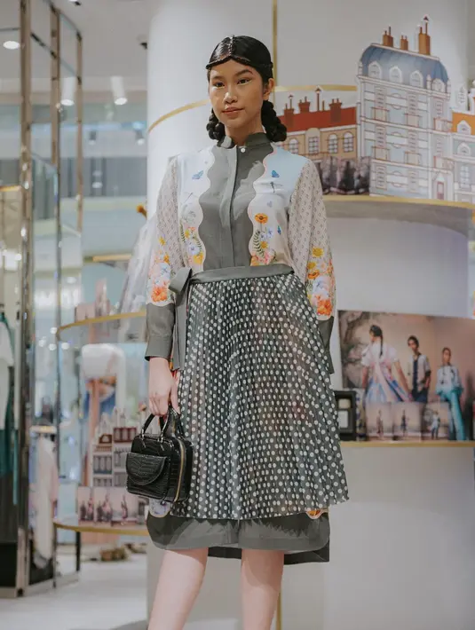 Ciri khas Artkea Bloom akan siluet klasik dan motif printing yang simetris dengan teknik placing beradu manis dengan desain khas Rama Dauhan yang identik bold dan unik, bergaya feminin sekaligus sporty dengan tambahan volume pada beberapa bagian. [ Foto: dok  Artkea Bloom]