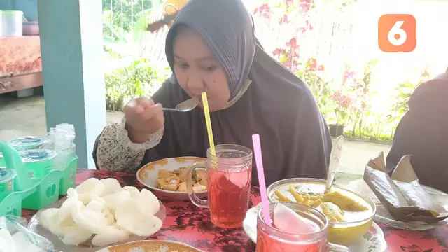 Salah Satu Pelanggan Rujak Soto Spesial Ceker dan Kepala Ayam, Nina Nurdiyana Sedang Menikmatai  Kuliner Khas Banyuwangi  (Hermawan Arifianto/Liputan6.com)
