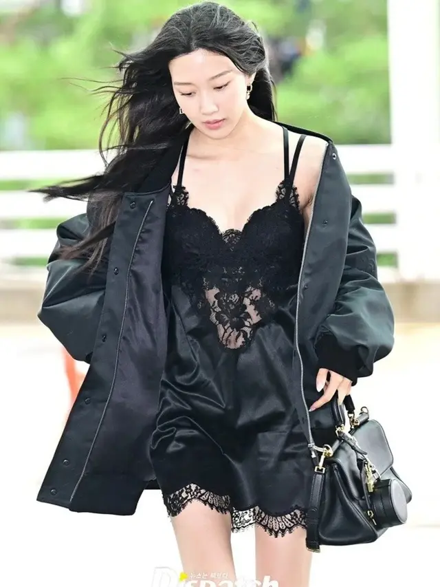 Mun Ka Young Tampil Effortless Beauty dengan Lingerie Look di Bandara Incheon Menuju Jakarta