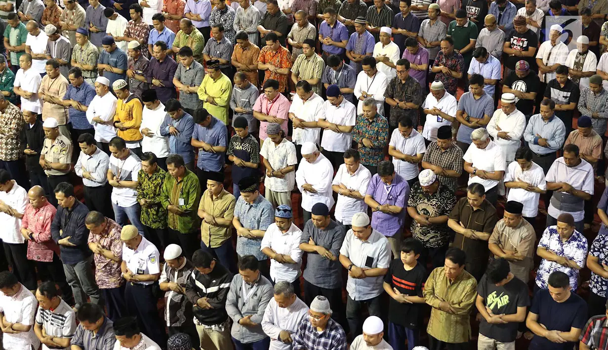 Umat muslim melaksanakan salat Jumat pertama pada bulan Ramadan 1439 H di Masjid Istiqlal, Jakarta, Jumat (18/5). Bulan Ramadan membuat Salat Jumat di Istiqlal lebih ramai dibandingkan biasanya. (Liputan6.com/Immanuel Antonius)