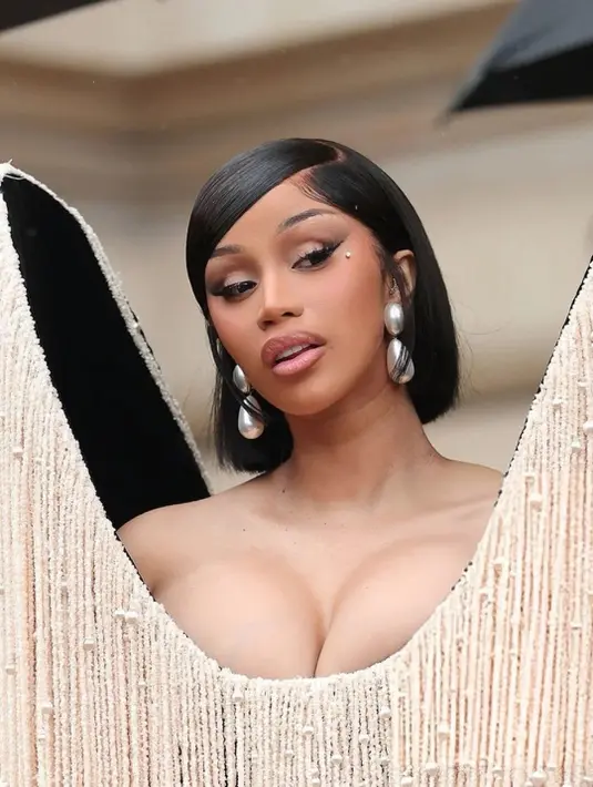 Rangkaian fringe berkilau tersebut membentuk efek visual layaknya kerah armor yang elegan namun teatrikal, sebuah identitas khas rumah mode Schiaparelli. [@cardifansbr].