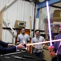 Pangeran William dan Harry bermain pedang sinar saat berkunjung ke studio pembuatan film Star Wars di Pinewood Studios, London, Selasa (19/4). Dua Pangeran Inggris itu berkeliling Pinewood untuk mengunjungi workshop produksi film Star Wars (REUTERS/Pool)