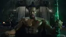 Black Manta mencari teknologi Atlantis demi membangun kembali baju besinya. Ia menggunakan kekuatan Black Trident yang mistis untuk melepaskan kekuatan kuno dan jahat. Dengan persiapannya itu, Black Manta bertekad untuk tidak berhenti menjatuhkan Aquaman, sampai kematian ayahnya terbalaskan. (Warner Bros. Pictures via AP)
