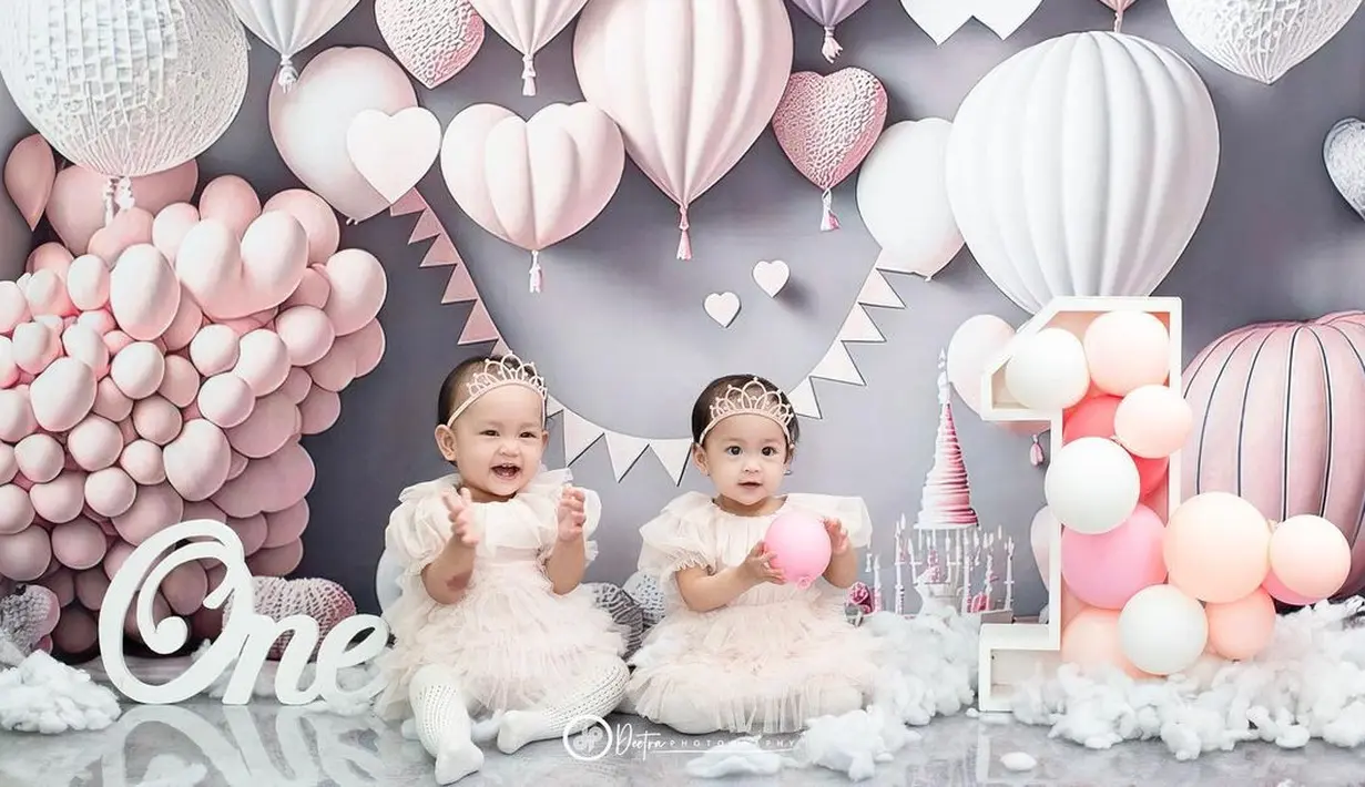 "Smashcake twins @almaalsha.twins seruu!! Apalagi pas kuenya jatuh hahaha umi nya langsung terkejoed," tulis anisarahma_12 sebagai keterangan dalam video singkatnya. [Instagram/anisarahma_12]