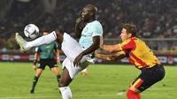 Romelu Lukaku akhirnya memutuskan kembali ke Inter Milan usai kepindahannya di Chelsea berjalan mengecewakan. Ia gagal menjadi mesin gol dan bahkan terlibat friksi dengan sang pelatih, Thomas Tuchel. Pada bursa transfer musim panas 2022 ini, ia benar-benar kembali ke Nerazurri meski sebagai pemain pinjaman. Seolah rumahnya, Lukaku langsung nyetel dan berhasil mencetak gol cepat saat Inter Milan menang 2-1 atas Lecce. (LaPresse via AP/Giovanni Evangelista)