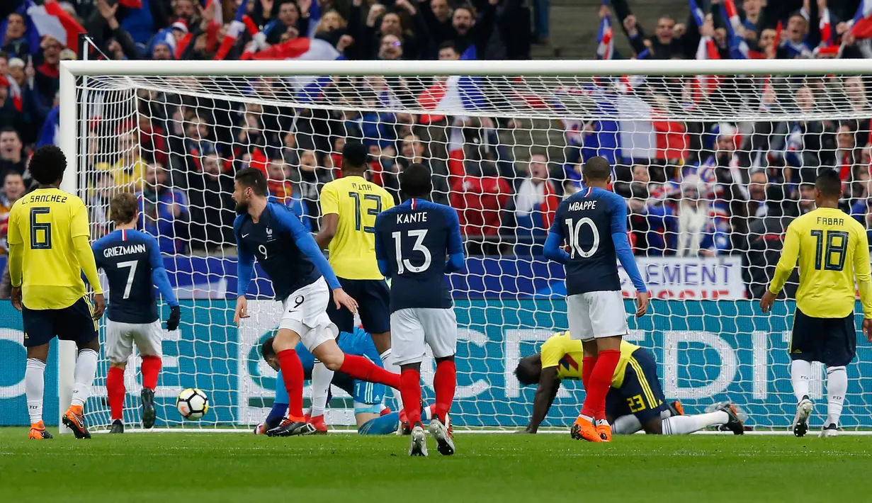 Pemain Prancis, Olivier Giroud (ketiga kiri) berlari setelah mencetak gol dalam pertandingan persahabatan antara Prancis dan Kolombia di Saint-Denis, luar Paris, Prancis, Jumat (23/3). Kolombia menang 2-3. (AP Photo/Michel Euler)