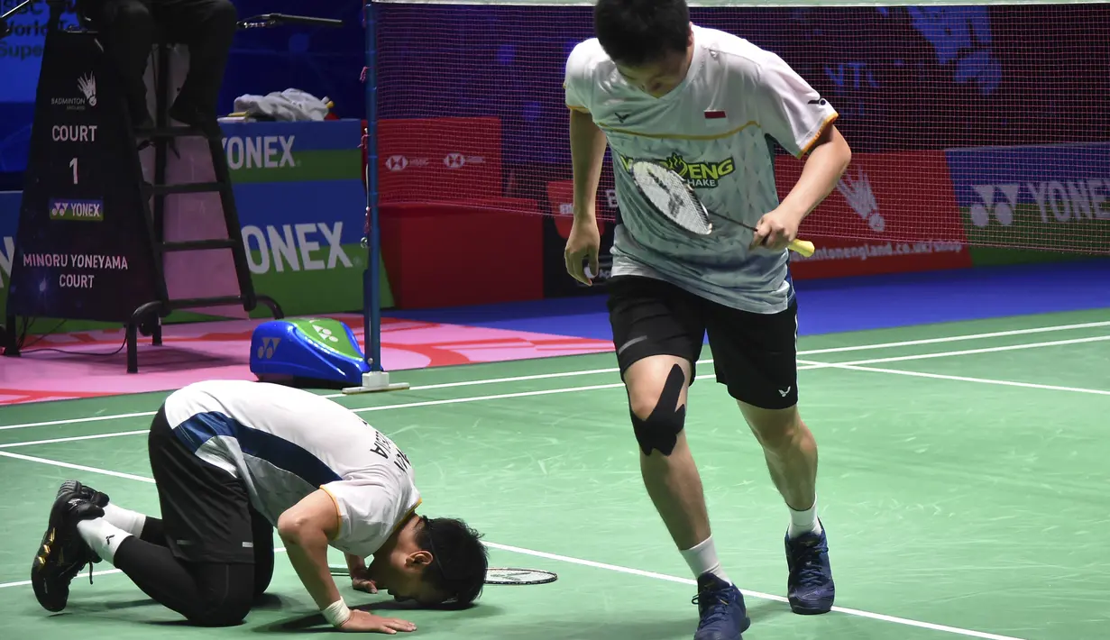 Selebrasi ganda putra Indonesia, Mohammad Ahsan/Hendra Setiawan, setelah berhasil mengalahkan ganda putra China Liang Weikeng/Wang Chang di semifinal All England 2023 yang berlangsung di Utilita Arena, Birmingham, Sabtu (18/3/2023). (AP Photo/Rui Vieira)