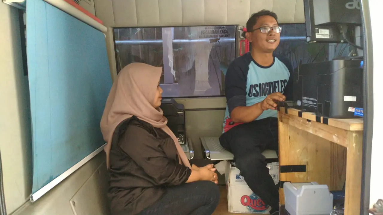 Layanan adminduk yang dilakukan oleh Dispenduk Capil Banyuwangi pad libur panjang tahun baru imlek (Istimewa)