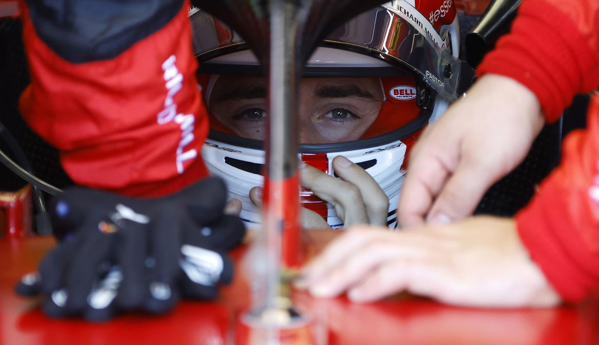 Pebalap Scuderia Ferrari, Charles Leclerc mengalami hasil buruk di F1 GP Prancis. Pebalap asal Polandia itu tergelincir dan menghantam dinding pembatas saat lap ke-18. Kejadian tersebut menambah daftar catatan kesialan Leclerc di ajang Formula 1 musim 2022. (AP/Pool/Eric Gaillard)