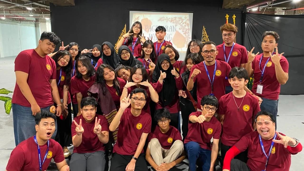 Pertunjukan Wayang Berbahasa Inggris Oleh para Siswa SMA Pikat Pengunjung Mall