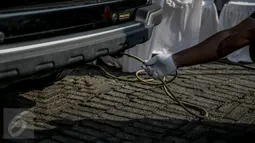 Petugas mengecek emisi gas buang  saat uji emisi kendaraan bermotor di kawasan Tugu Proklamasi, Jakarta, Selasa (16/5). Suku Dinas Lingkungan Hidup Jakarta Pusat menggelar uji emisi guna menekan angka polusi kendaraan. (Liputan6.com/Faizal Fanani)