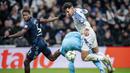Pemain FC Copenhagen, Amin Chiakha (kanan) dilanggar kiper Heart of Midlothian, Craig Gordon di dalam kotak penalti pada laga lanjutan UEFA Conference League 2024/2025 di Parken Stadium, Copenhagen, Denmark, Jumat (13/12/2024). (AP Photo/Ritzau Scanpix/Mads Clauss Rasmussen)