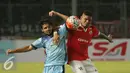 Penyerang Persija, Jose Adolfo Guerra (kanan) berebut bola dengan gelandang Persela, Jose Pedrosa Galan di Torabika Soccer Championship presented by IM3 Ooredoo, Stadion GBK Jakarta, Jumat(13/5). Persija menang 2-1. (Liputan6.com/Helmi Fithriansyah)