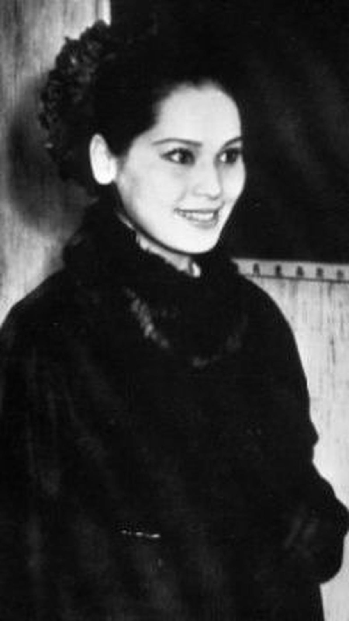 Ya, wanita cantik ini adalah Ratna Sari Dewi Soekarno atau biasa dipanggil dengan nama Dewi Soekarno. Ia merupakan istri ke-6 dari Presiden pertama RI sekaligus sang proklamator, Ir. Soekarno.<br>