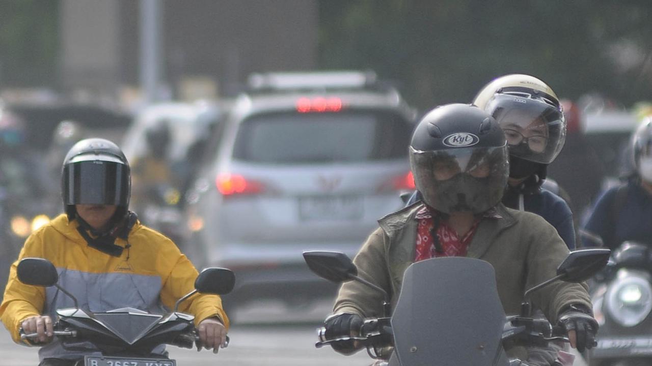 Kondisi menimbulkan kemacetan parah terutama untuk pengendara sepeda motor terpaksa mengambil bahu jalan paling kanan untuk menerobos kemacetan.<br>(merdeka.com / Imam Buhori)<br>