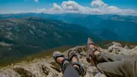 Ilustrasi sandal gunung, naik gunung. (Photo by Toa Heftiba on Unsplash)