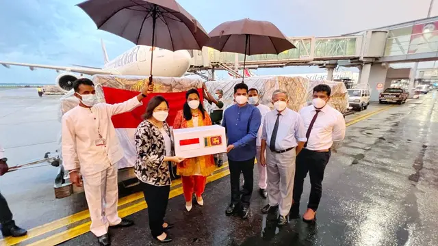 Pengiriman pertama bantuan kemanusiaan berupa obat-obatan dan alat kesehatan (alkes) dari Indonesia telah tiba di bandara internasional Sri Lanka. (KBRI Colombo)