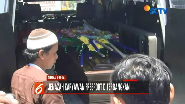 Jenazah karyawan PT Freeport yang jadi korban tambang longsor dibawa ke kampung halaman melalui pesawat.