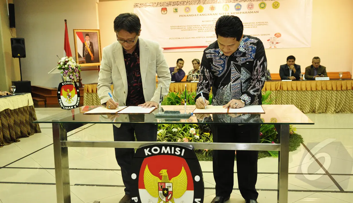Ketua Komisi Pemilihan Umum (KPU) RI Husni Kamil Manik mendatangani nota kesepahaman antara KPU dengan 9 Perguruan Tinggi di Gedung KPU, Jakarta, Kamis (12/3/2015). (Liputan6.com/Faizal Fanani)