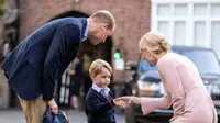 Pangeran George, kini sudah berusia 4 tahun dan sudah mulai bersekolah. Di hari pertama menginjakan kaki di sekolahnya itu, George ditemani Pangeran William, namun ibunya, Kate masih harus beristirahat. (Instagram/kensingtonroyal)