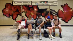 Penumpang tanpa mengenakan celana selama No Pants Subway Ride di stasiun bawah tanah Moosbach, Jerman, Minggu (7/1). Hari Tanpa Celana di Kereta dimulai tujuh anak muda New York pada 2002 yang hanya ingin menegrjai temannya. (Andreas Gebert/dpa via AP)