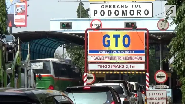 Simulasi penutupan jalan Tol Podomoro untuk kontingen Asian Games 2018 berlangsung semrawut, banyak kendaraan lain yang mencoba masuk hingga sebabkan macet panjang.