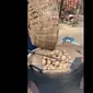 Bhuna Aloo, makanan khas India yang dibuat dari kentang dengan cara dimasak di atas pasir (dok.Facebook/Foodie Incarnate/https://web.facebook.com/foodieincarnate/videos/425625981866971/Komarudin)