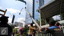 Pekerja mencopot lampu dan mengganti tiang lampu PJU di Jakarta, Selasa (29/12). Pemrov DKI Jakarta akan mengganti seluruh lampu listrik Penerangan Jalan Umum (PJU) dari konvensional menjadi lampu hemat energi LED. (Liputan6.com/Yoppy Renato)