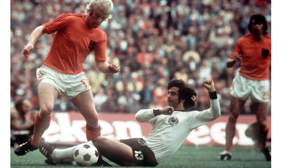 Gerd 'Bomber' Mueller (tengah) menempati peringkat kedua top scorer timnas Jerman dengan koleksi 68 gol sepanjang karir bersama tim Panser. gol pertama sang Bomber berawal pada 8 April 1967. (EPA/Schnoerrer)