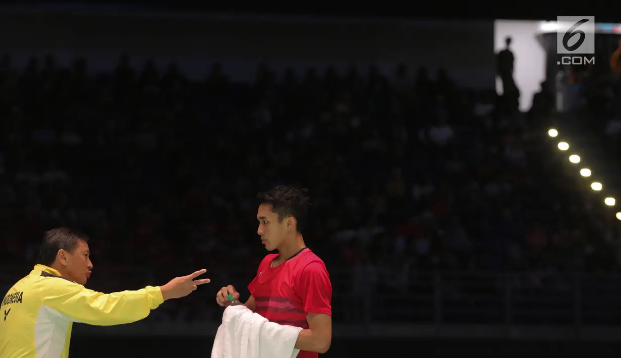 Pebulu tangkis putra Indonesia Jonatan Christie berbincang dengan pelatih saat bertanding melawan Khosit Phetpradab Thailand pada final tunggal putra SEA Games 2017 di Axiata Arena, Malaysia, Selasa (29/8). (Liputan6.com/Faizal Fanani)