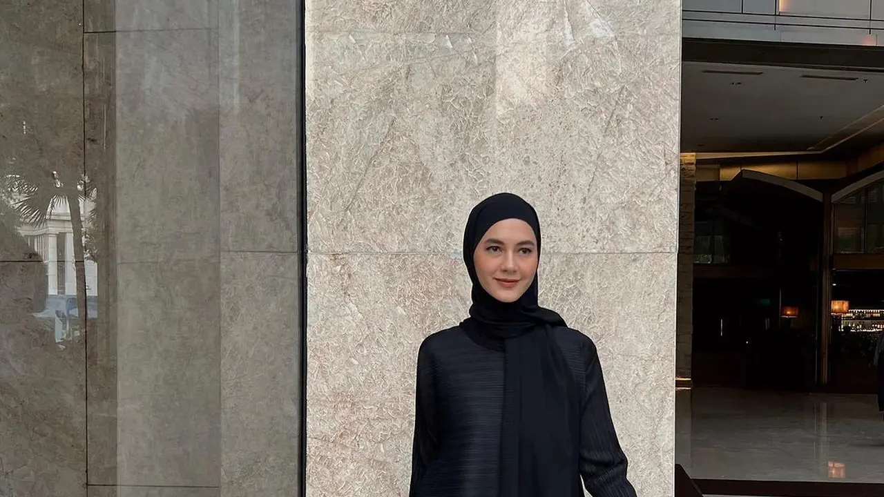 6 Pesona Paula Verhoeven yang Kini Jadi Hijab Influencer, Stylish dalam Berbagai Gaya