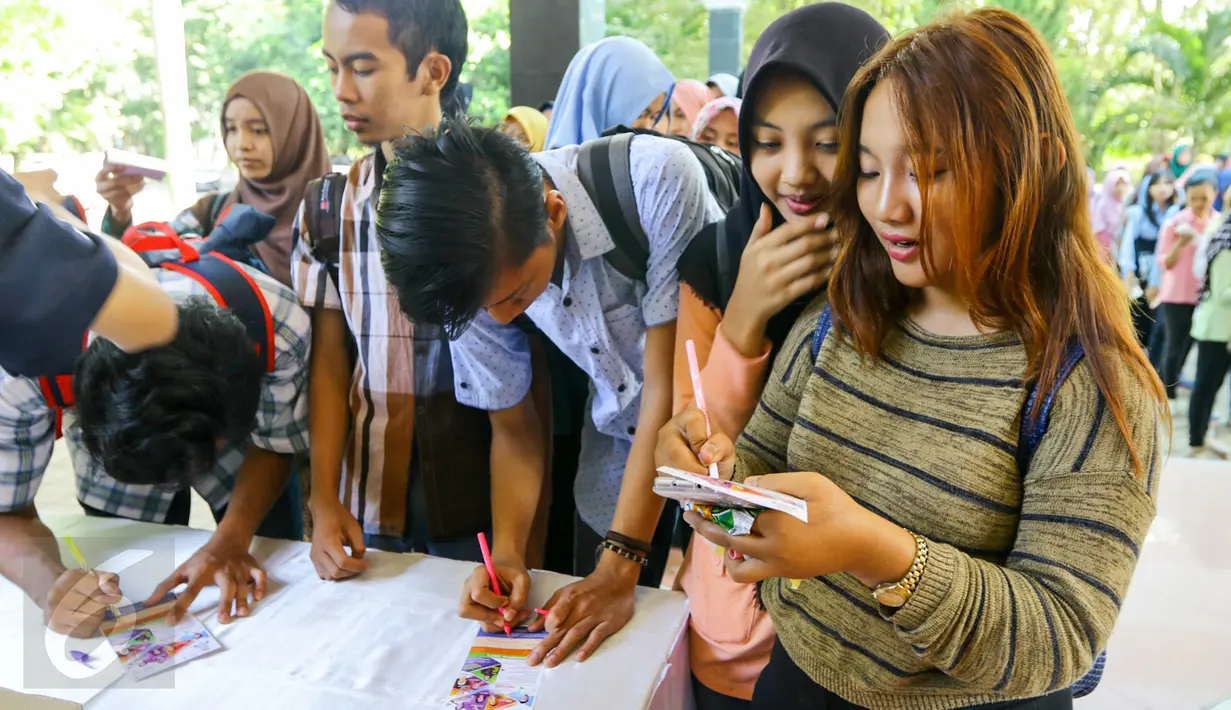 Mahasiswa melakukan registrasi untuk mengikuti acara EMTEK Goes To Campus (EGTC) 2017 di Universitas Negeri Semarang, Jawa Tengah, Rabu (5/4). Tahun ini kota pertama yang jadi lokasi EGTC 2017 adalah Semarang. (Liputan6.com/Yoppy Renato)