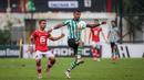 Pemain Deltras FC, Rosalvo Junior (tengah), berusaha mengontrol bola dibayangi pemain Bekasi City, Hambali (kiri), dalam pertandingan perdana Grup Y 12 Besar Pegadaian Liga 2 2023/2024 yang berlangsung di Stadion Singaperbangsa, Karawang, Minggu (7/1/2023). (Bola.com/Bagaskara Lazuardi)