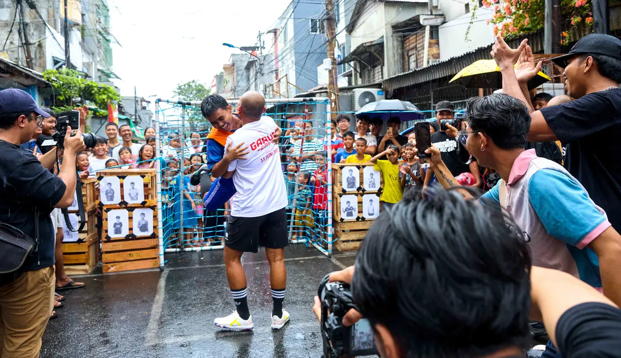 Oki Rengga memeluk dan menggendong salah satu peserta Liga Akamsi usai berhasil mencetak gol. (Dok. Film Animasi Garuda Di Dadaku)