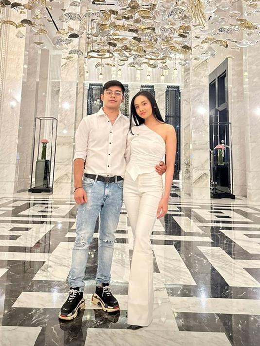 Lyodra dan sang kekasih, Riza Syah turut berbahagia di momen pertunangan sahabat. Keduanya tampil kasual namun tetap menyesuaikan dengan tema, yaitu baju warna putih. Pasangan selebriti ini terlihat begitu serasi. (Liputan6.com/IG/@awdella)