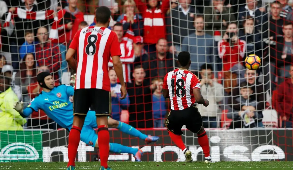 Kiper Arsenal, Petr Cech, gagal menghadang penalti pemain Sunderland, Jermain Defoe, pada laga di Stadium of Light, Sabtu (29/10/2016). Arsenal lebih banyak kebobolan pada musim ini. (Reuters/Russell Cheyne)