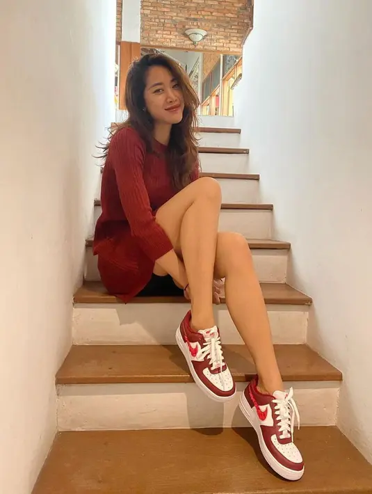 "Ahahaha gila, kalian semua penasaran ya? Kita tunggu sampai Senin ya teman-teman. Kita lihat orang ini masih arogan najong atau sudah selaw. Kalau si tue ini masih kureng, let's bring on the drama, bit**!" tambahnya.  (Instagram/_widikidiw_)