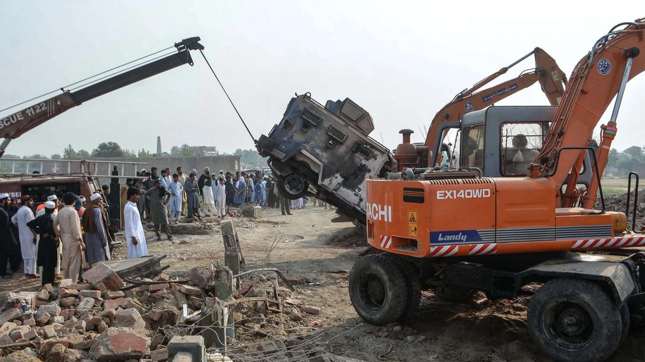 FOTO: Bom Mobil Guncang Pos Polisi di Pakistan