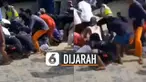 Terlihat warga berbondong-bondong mengambil pakan ternak yang berserakan di jalan menggunakan karung goni.