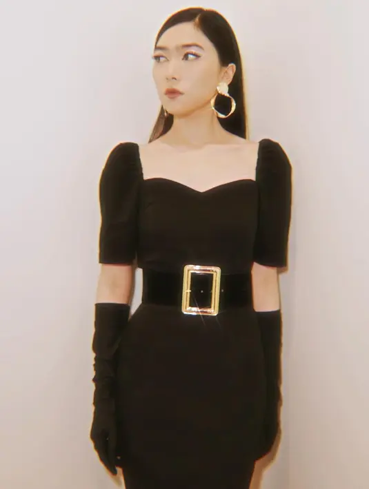 Jika gayamu cenderung romantis, coba pilih outfit dengan detail puff sleeves atau sweetheart neckline untuk memberi dimensi yang manis (Foto: Instagram @isyanasarasvati)