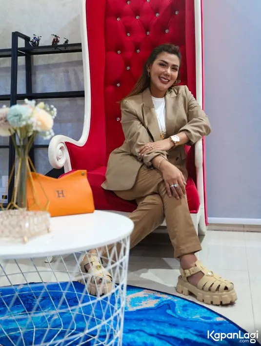 Saat pandemi, ia mengaku sempat terpuruk hingga saldo di tabungannya tersisa Rp 60 ribu. Padahal, Rey harus menggaji karyawannya. Bahkan, ia mengaku rela jadi karyawan di warung kuliner miliknya. [Foto: KapanLagi.com®/Budy Santoso]