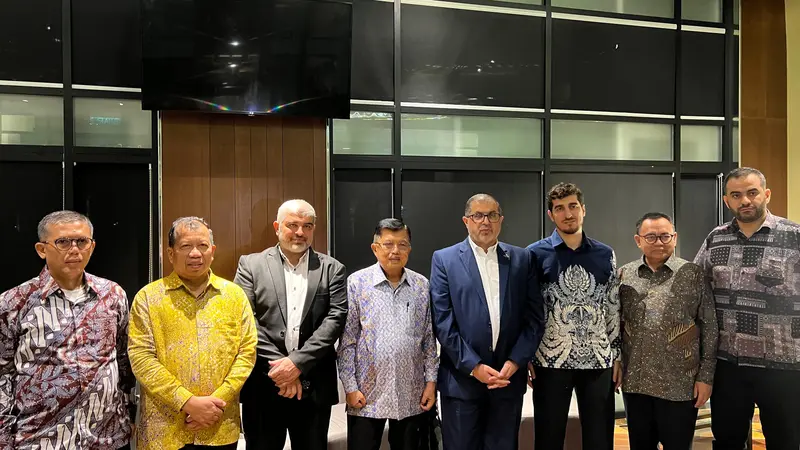 Wakil Presiden ke-10 dan 12 Jusuf Kalla saat bertemu dengan delegasi Hamas Palestina yang dipimpin Pejabat Biro Politik dan Wakil Kepala Urusan Internasional Hamas Dr. Bassem Naim di Kuala Lumpur, Malaysia.