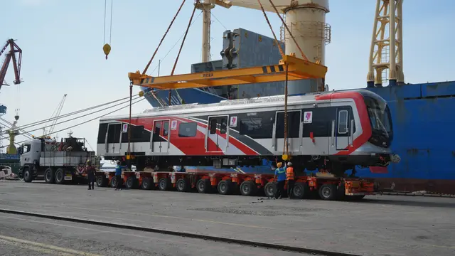 PT Kereta Commuter Indonesia (KCI) atau KAI Commuter kembali kembali mendatangkan rangkaian atau gerbong kereta (trainset) baru ke-6 dan ke-7 dari China. (Foto: KAI)