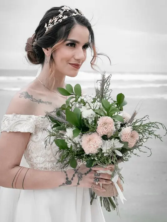 Meski dikenal sering tampil natural, di momen pernikahannya ia tampil cantik dengan riasan wajah. Apalagi gaya rambutnya yang ditata rapi membuat Sheila Marcia kian memesona. Gaun yang dikenakannya pun terlihat cocok. (Liputan6.com/IG/@itssheilamj)