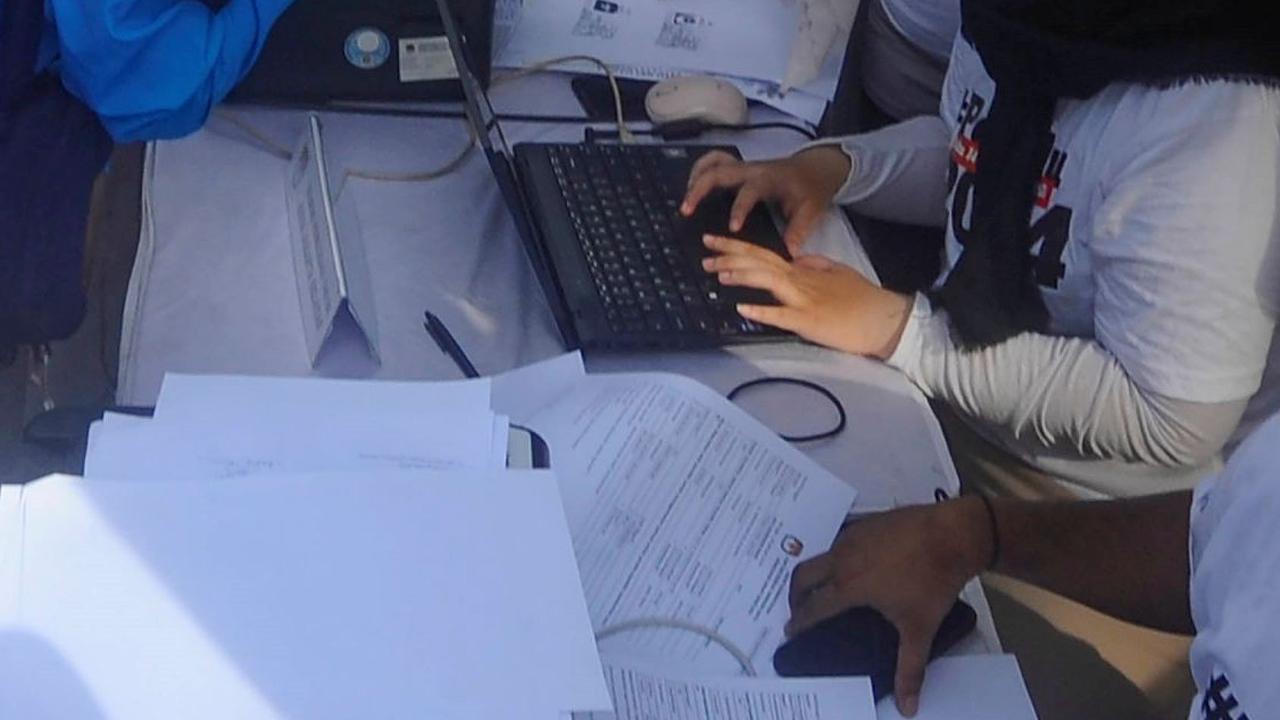Antrean warga saat mengurus surat pindah TPS (Tempat Pemungutan Suara) Pemilu pada stand yang digelar KPU di Bundaran HI.<br>(Foto merdeka.com / Arie Basuki)<br>