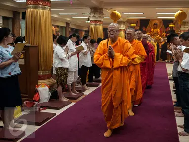 Salah satu prosesi perayaan Hari Trisuci Waisak di Wihara Ekayana Arama-Indonesia Buddhist Center, Tanjung Duren, Jakarta, Kamis (11/5). (Liputan6.com/Gempur M Surya)