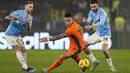 Pemain Inter Milan, Lautaro Martinez (tengah) berusaha melewati pemain Lazio pada laga lanjutan Liga Italia 2023/2024 di Olympic Stadium, Roma, Italia, Senin (18/12/2023) dini hari WIB. (AP Photo/Andrew Medichini)