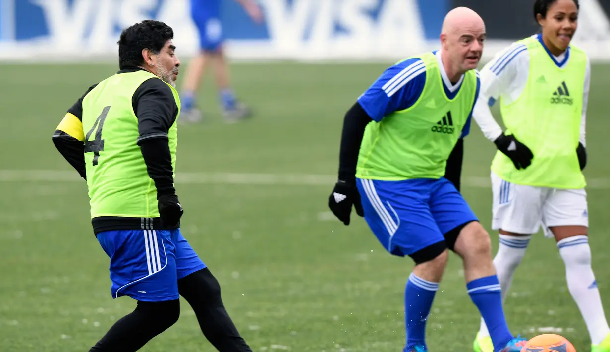Aksi Diego Armando Maradona (kiri) menyepak bola dengan kakinya saat mengikuti turnamen FIFA Legends menjelang upacara penghargaan FIFA di Zurich, Swiss, Senin (9/1). (AP Photo/ Walter Bieri)