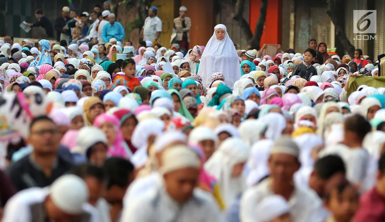 Seorang wanita berdiri usai melaksanakan salat Idul Adha 1439 H di Monumen Perjuangan Jatinegara, Jakarta Timur, Rabu (22/8). (Liputan6.com/JohanTallo)